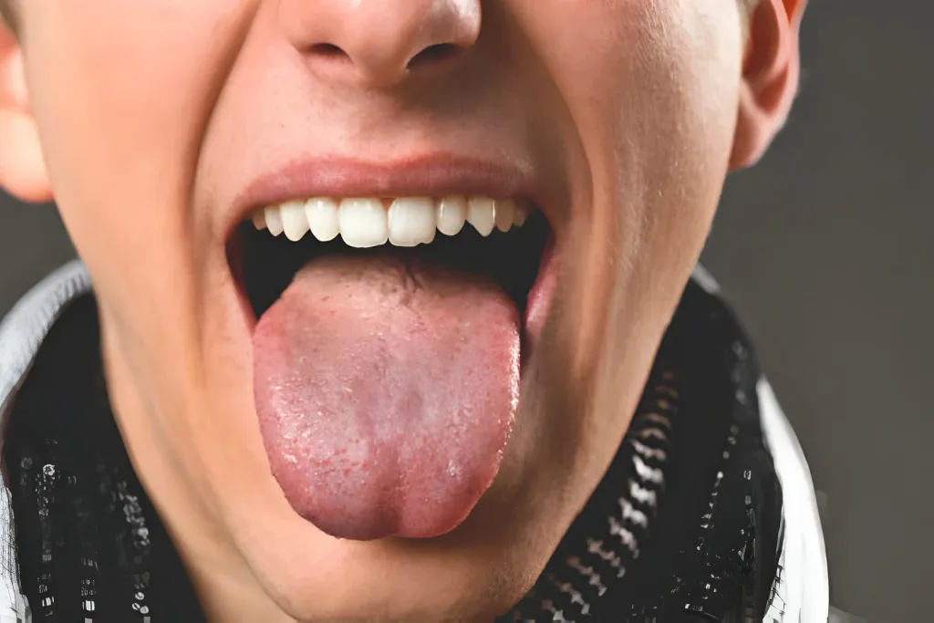 hombre mostrando la lengua con la boca abierta