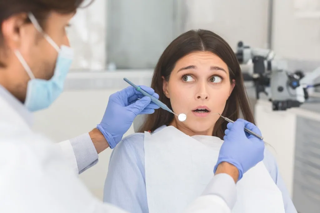 mujer con miedo al dentista